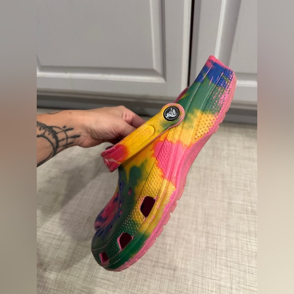 Pink tie dye crocs - Picture 4 of 7